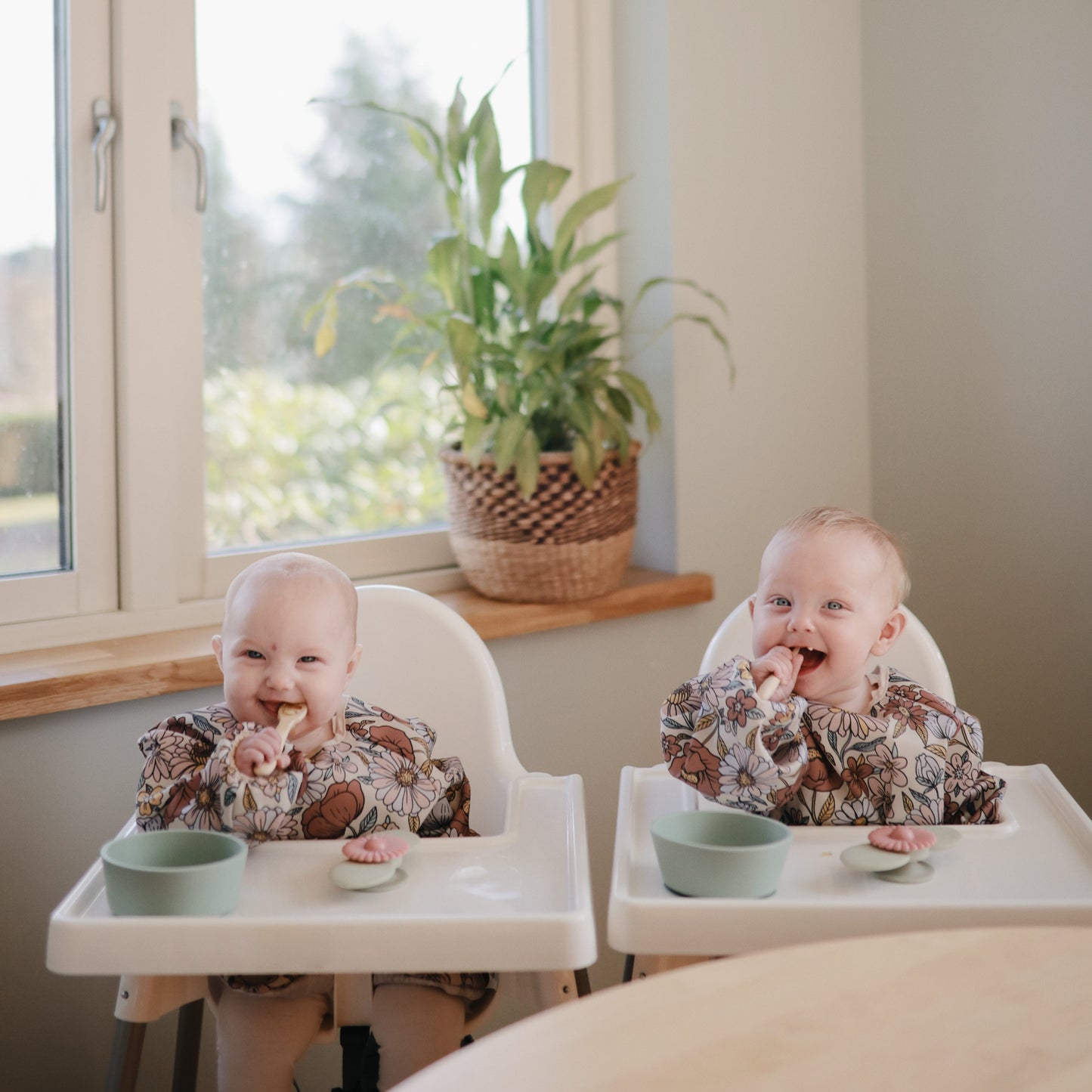 Mushie Long Sleeve Bib – Water Resistant