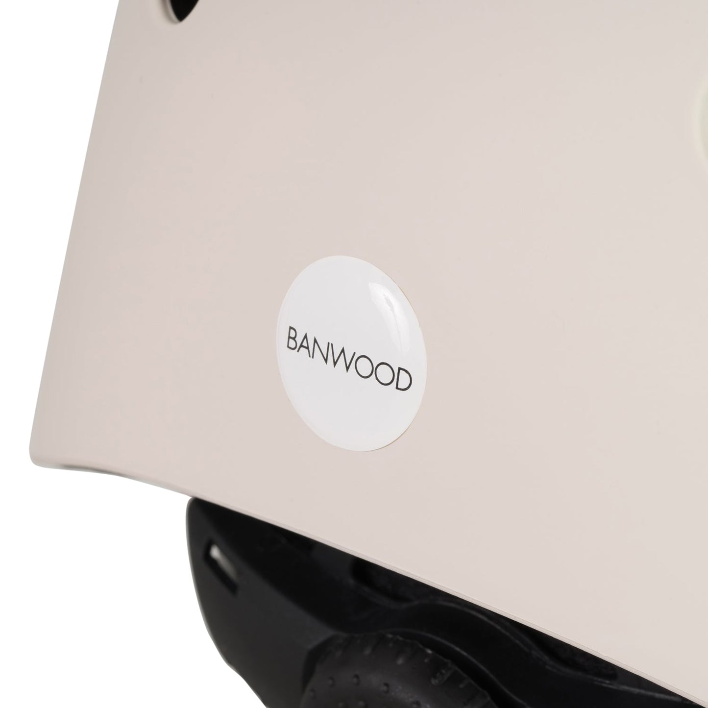 Close-up of a Banwood product with a white label on a beige background