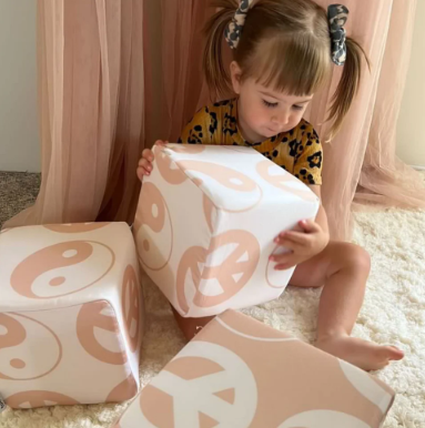 Organic Play Cube - Cream Peace Sign