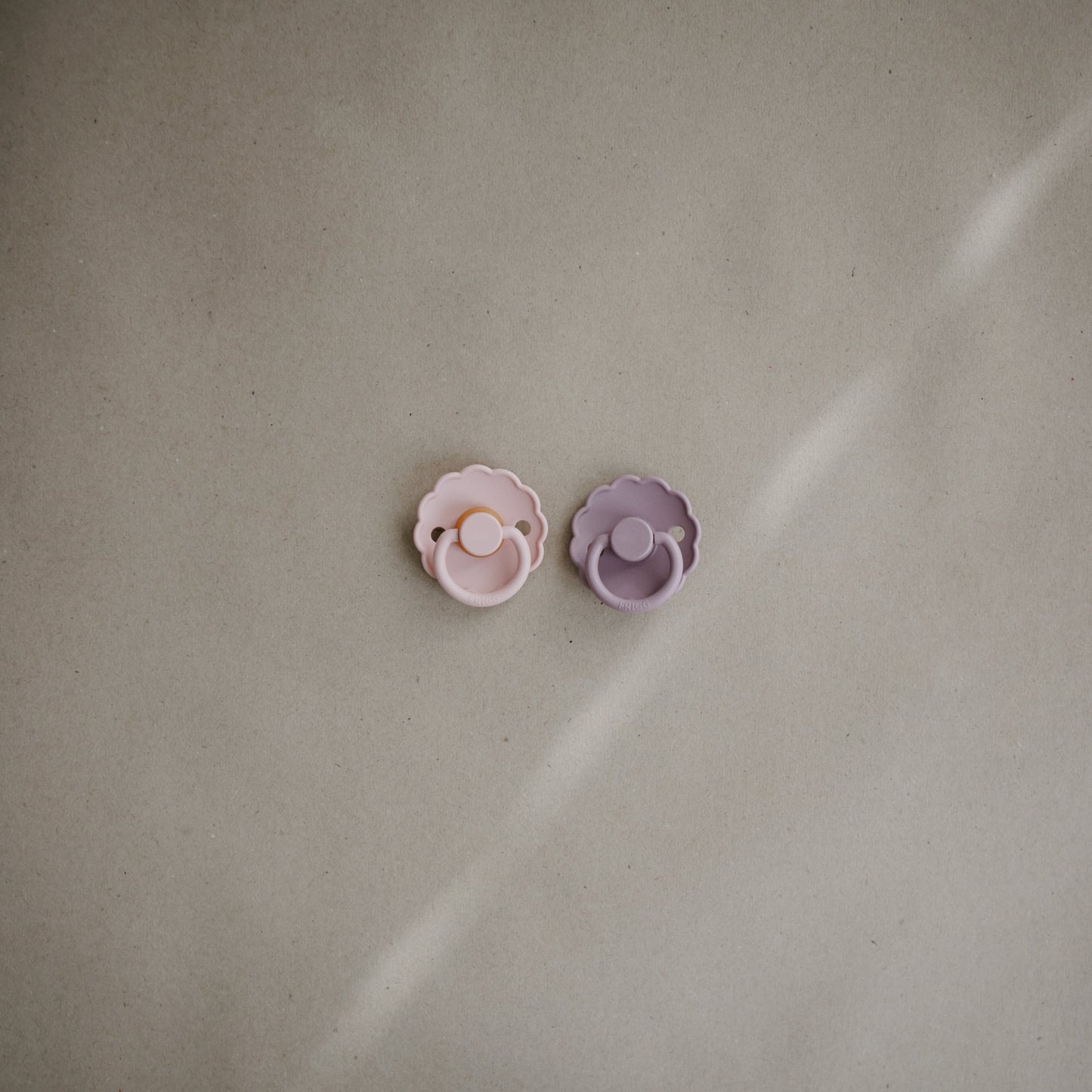 Mushie FRIGG Daisy Pacifier 2-Pack – Natural Rubber