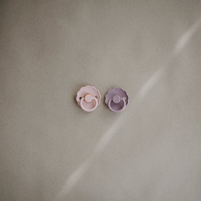 Mushie FRIGG Daisy Pacifier 2-Pack – Natural Rubber