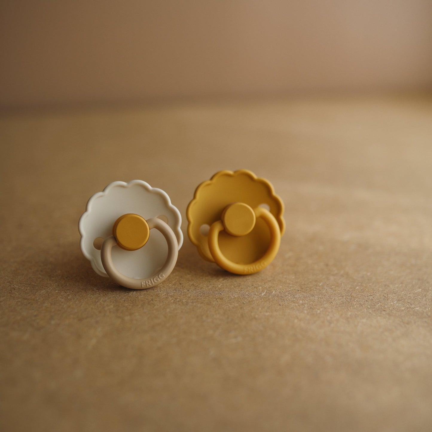 Mushie FRIGG Daisy Pacifier 2-Pack – Natural Rubber