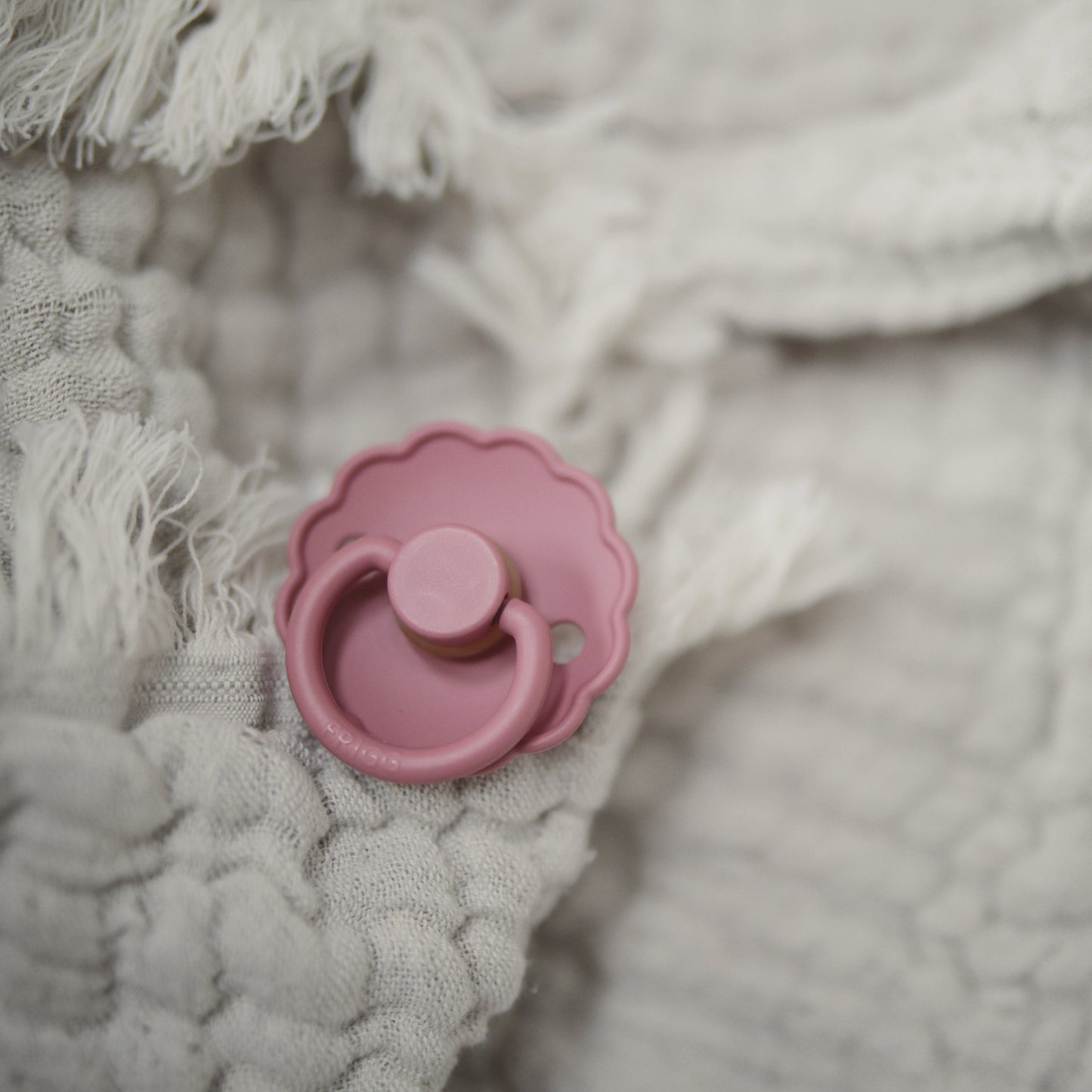 Mushie FRIGG Daisy Pacifier 2-Pack – Natural Rubber