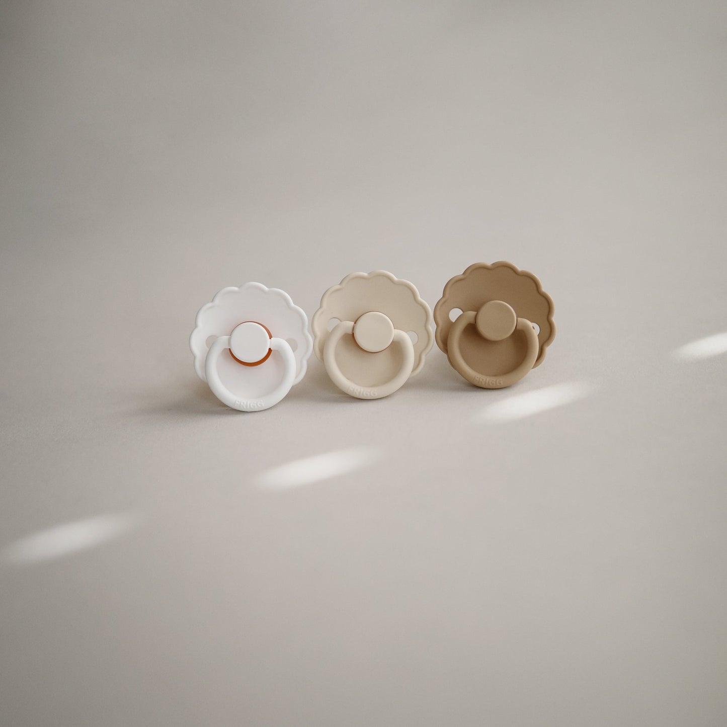 Mushie FRIGG Daisy Pacifier 2-Pack – Natural Rubber