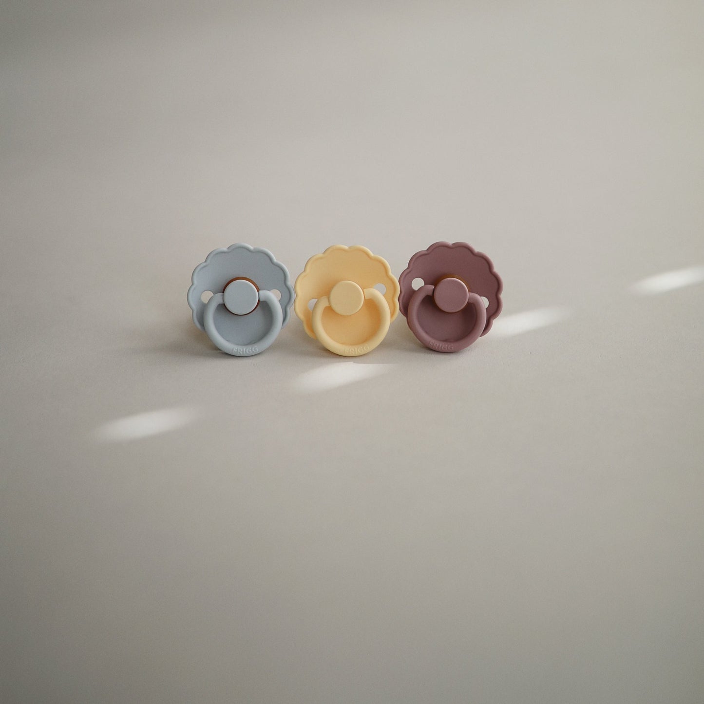 Mushie FRIGG Daisy Pacifier 2-Pack – Natural Rubber