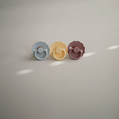 Mushie FRIGG Daisy Pacifier 2-Pack – Natural Rubber