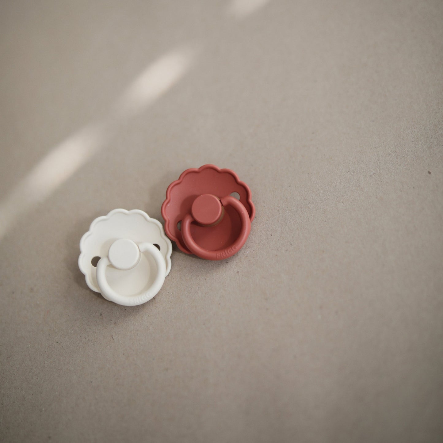 Mushie FRIGG Daisy Pacifier 2-Pack – Natural Rubber