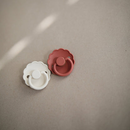 Mushie FRIGG Daisy Pacifier 2-Pack – Natural Rubber