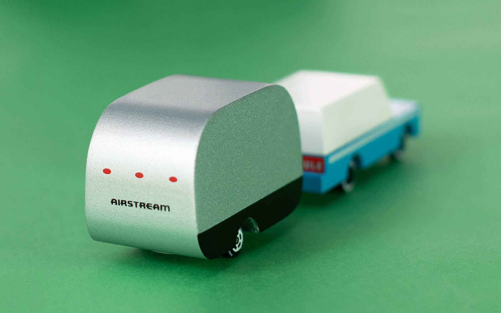Model of a camper with 'Airstream' branding on a green background