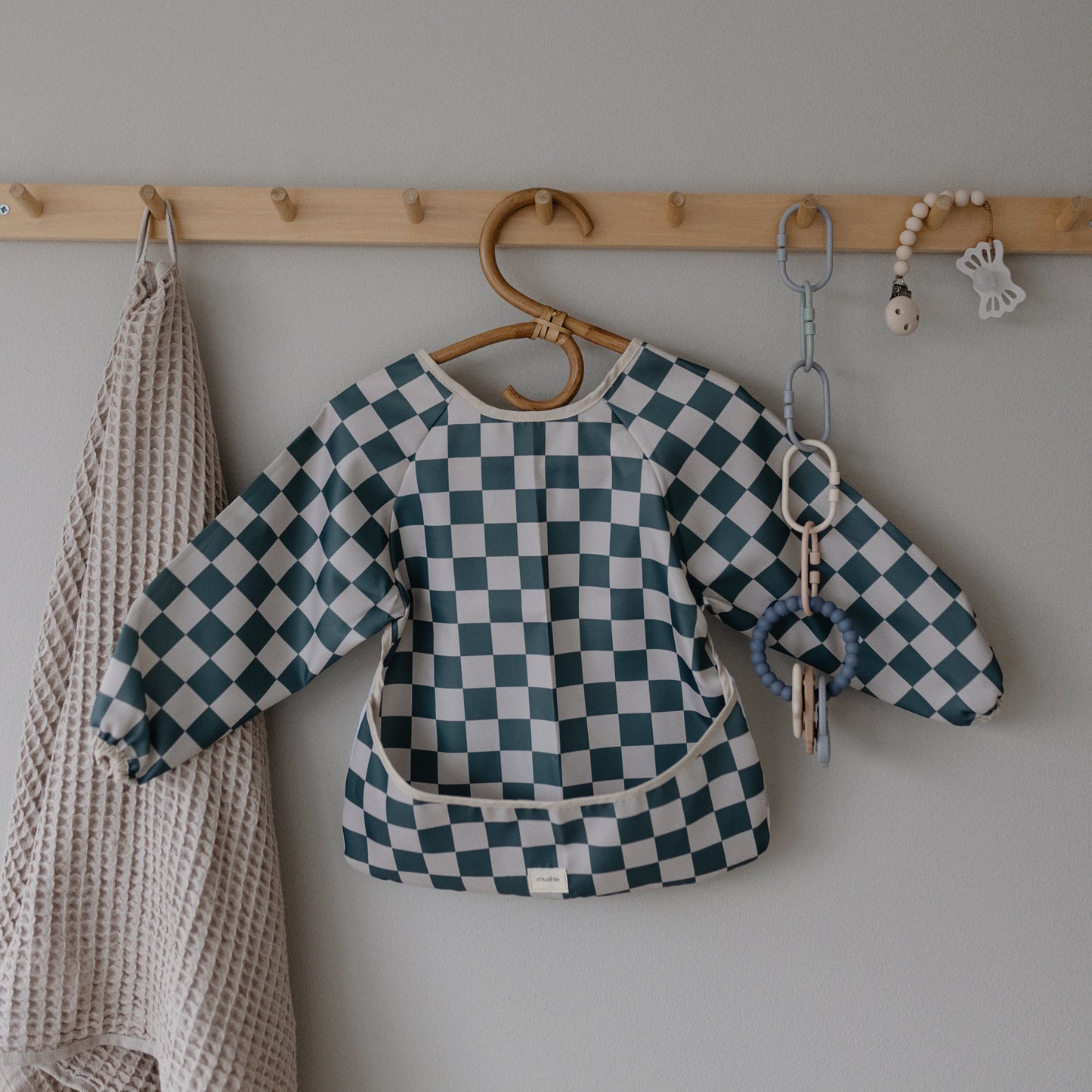 Mushie Long Sleeve Bib – Water Resistant