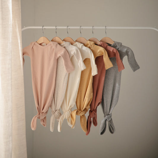 Mushie Ribbed Knotted Baby Gown + Beanie Set – Organic Cotton