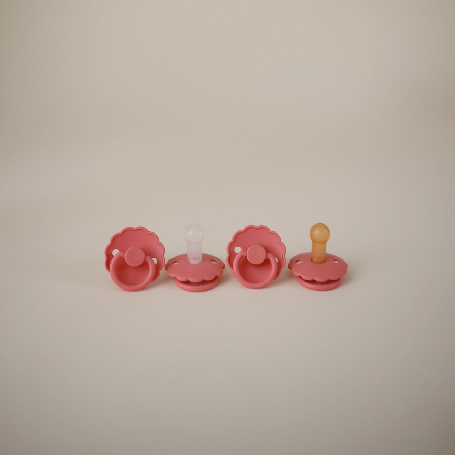 Mushie FRIGG Daisy Pacifier 2-Pack – Natural Rubber