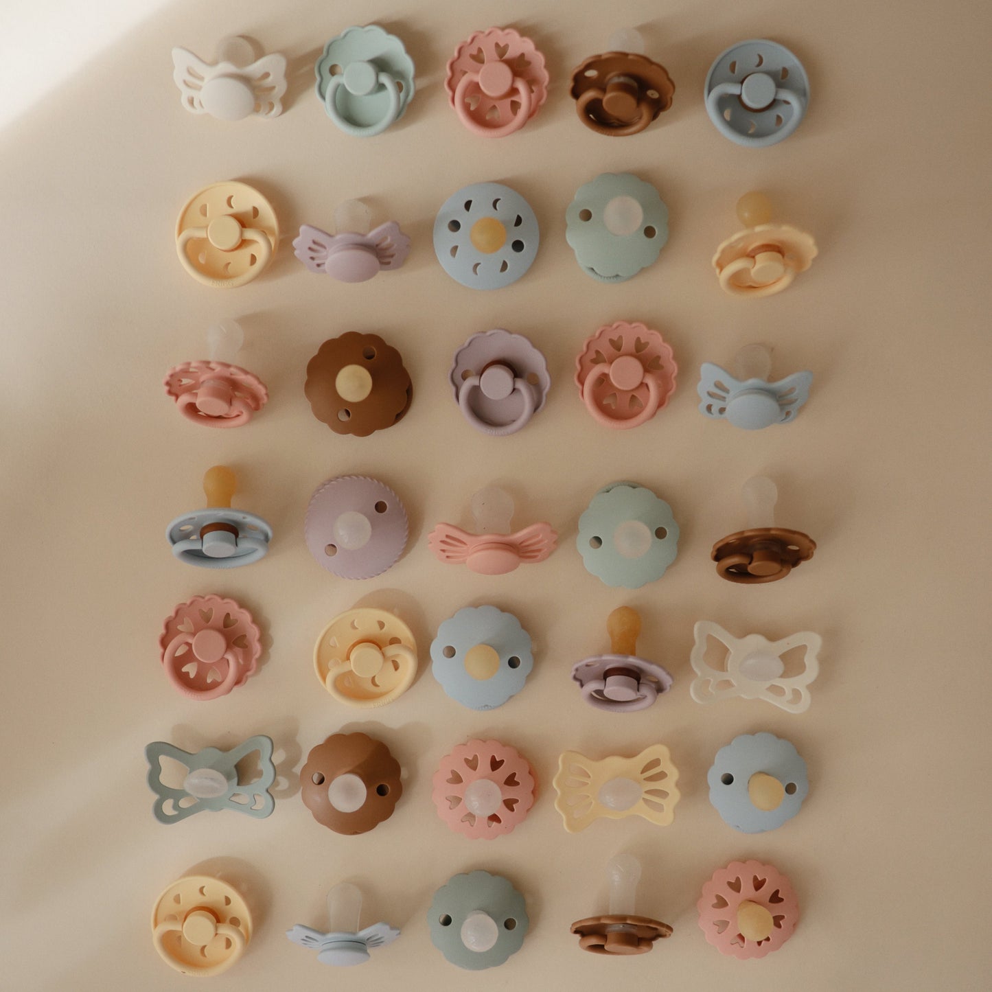 Mushie FRIGG Daisy Pacifier 2-Pack – Natural Rubber