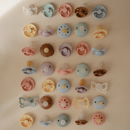 Mushie FRIGG Daisy Pacifier 2-Pack – Natural Rubber