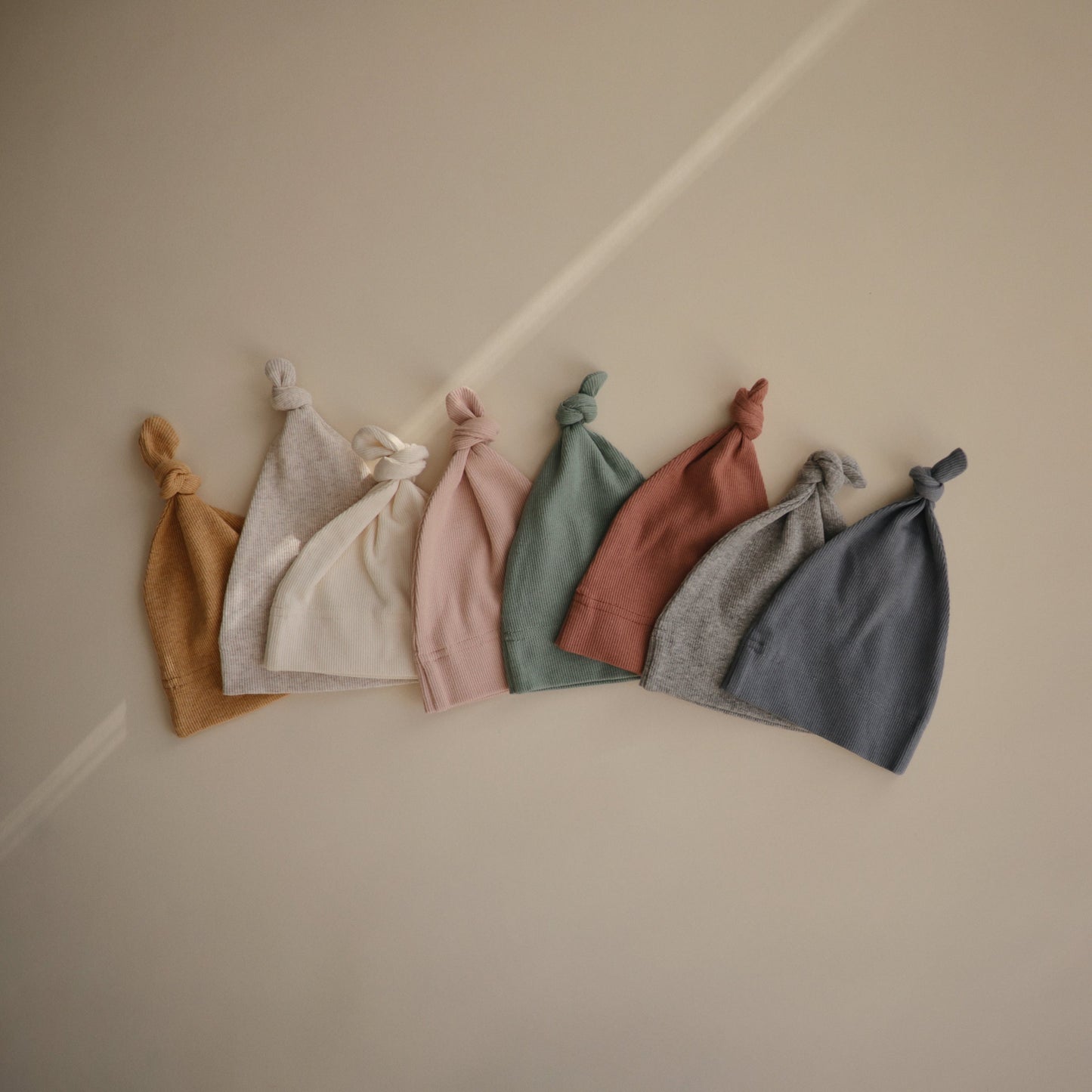Mushie Ribbed Knotted Baby Gown + Beanie Set – Organic Cotton